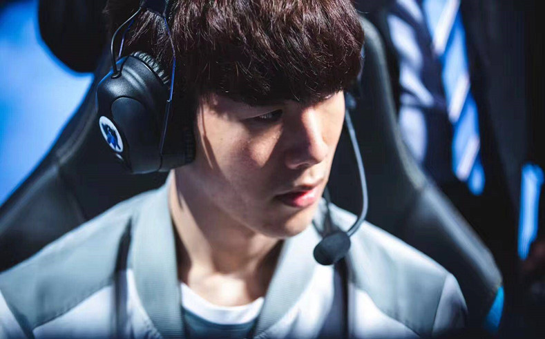 后场出球受 后场出球受